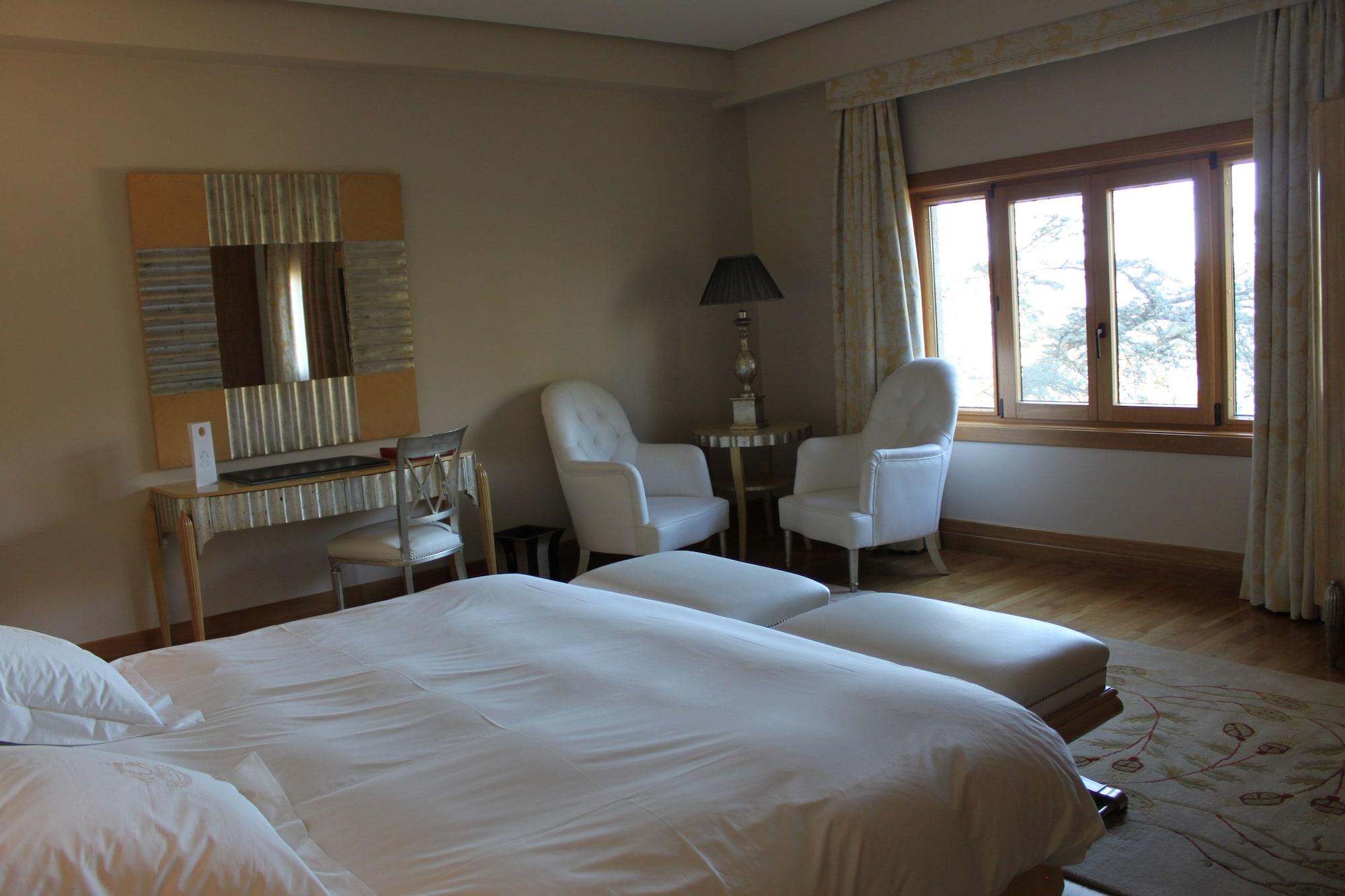 Pazo Los Escudos Hotel Spa & Resort Віго Екстер'єр фото A room at the hotel