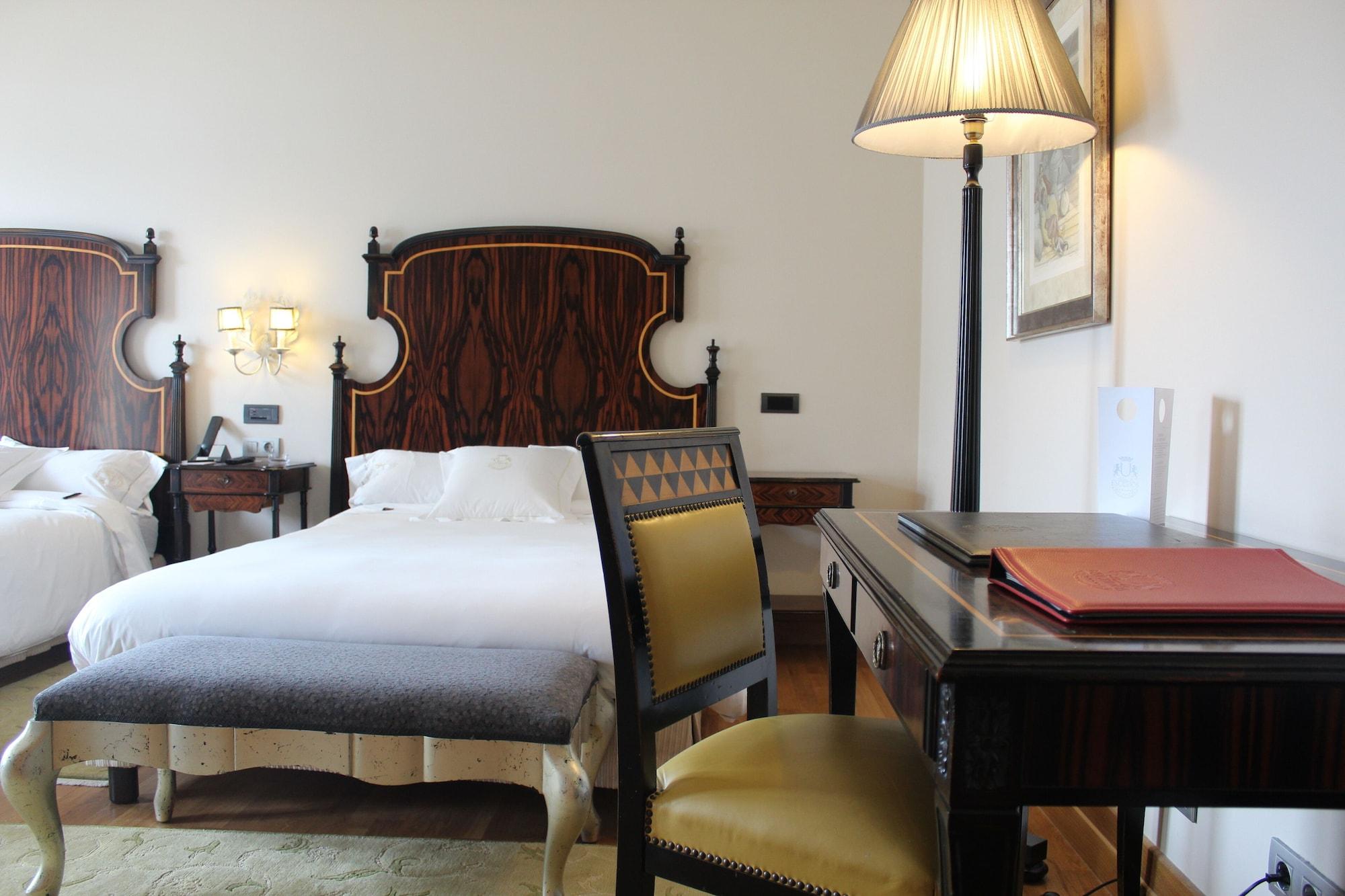 Pazo Los Escudos Hotel Spa & Resort Віго Екстер'єр фото A room at the hotel