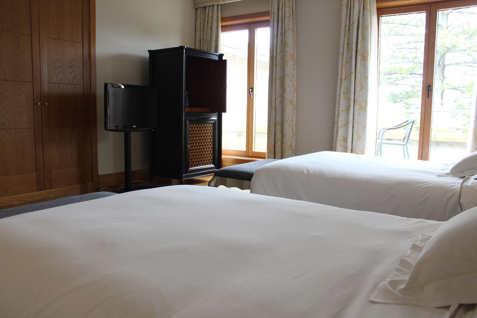 Pazo Los Escudos Hotel Spa & Resort Віго Екстер'єр фото A room at the hotel