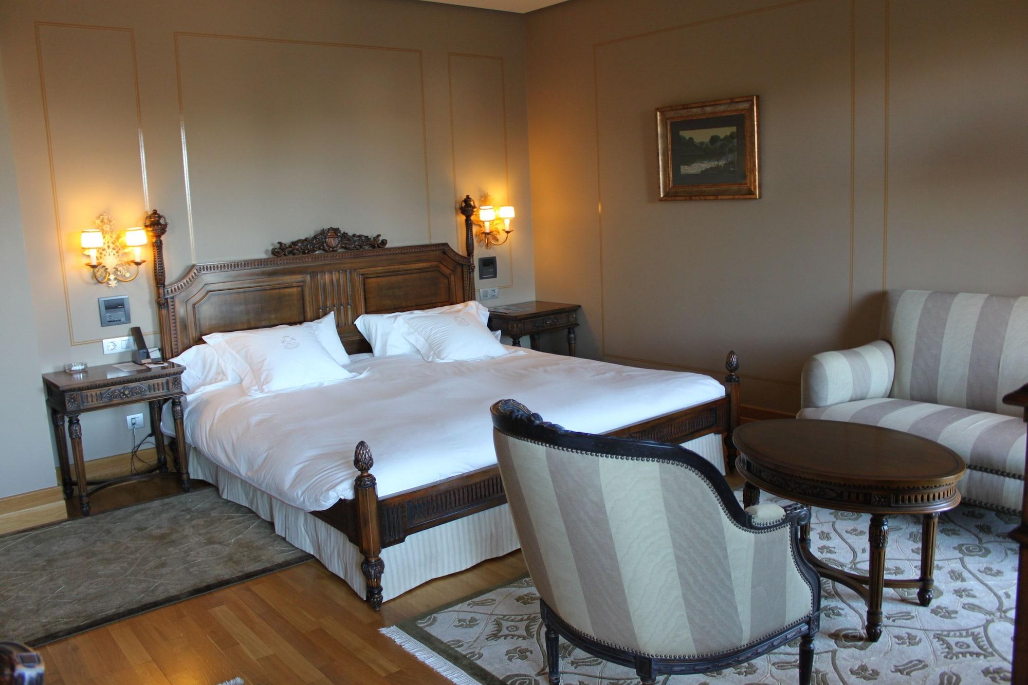 Pazo Los Escudos Hotel Spa & Resort Віго Екстер'єр фото A room at the hotel