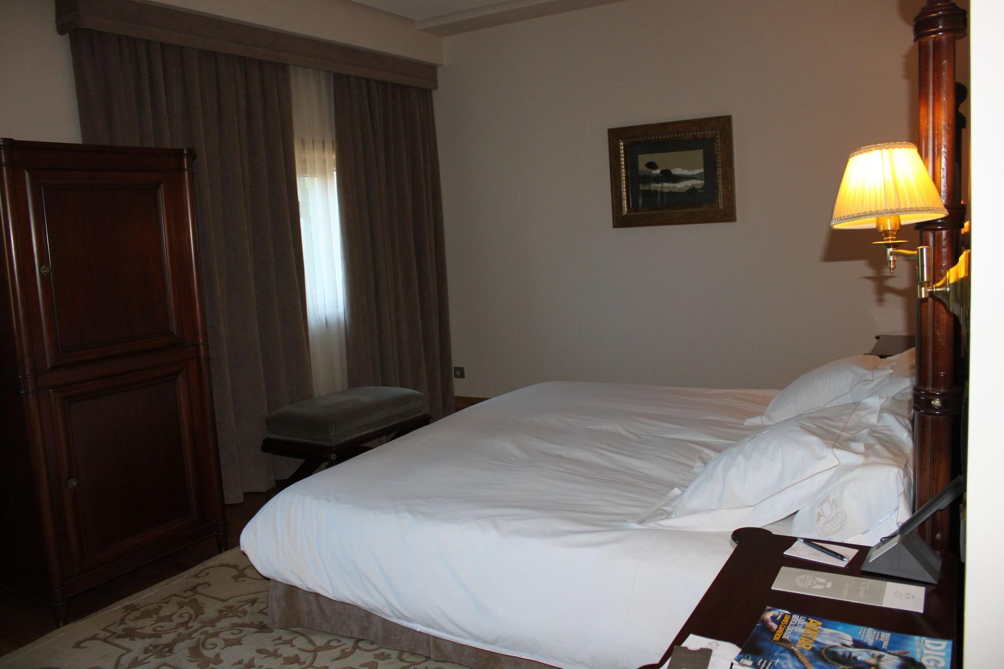 Pazo Los Escudos Hotel Spa & Resort Віго Екстер'єр фото A bedroom at the hotel