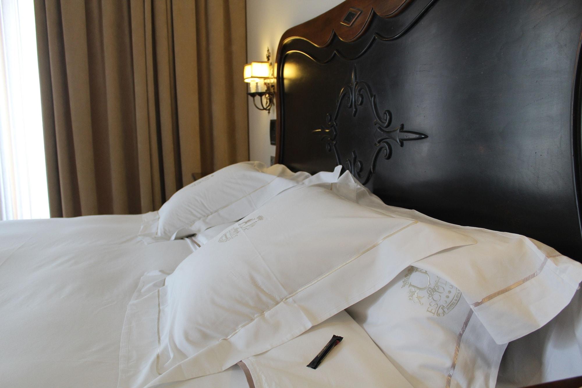 Pazo Los Escudos Hotel Spa & Resort Віго Екстер'єр фото A bed with a duvet