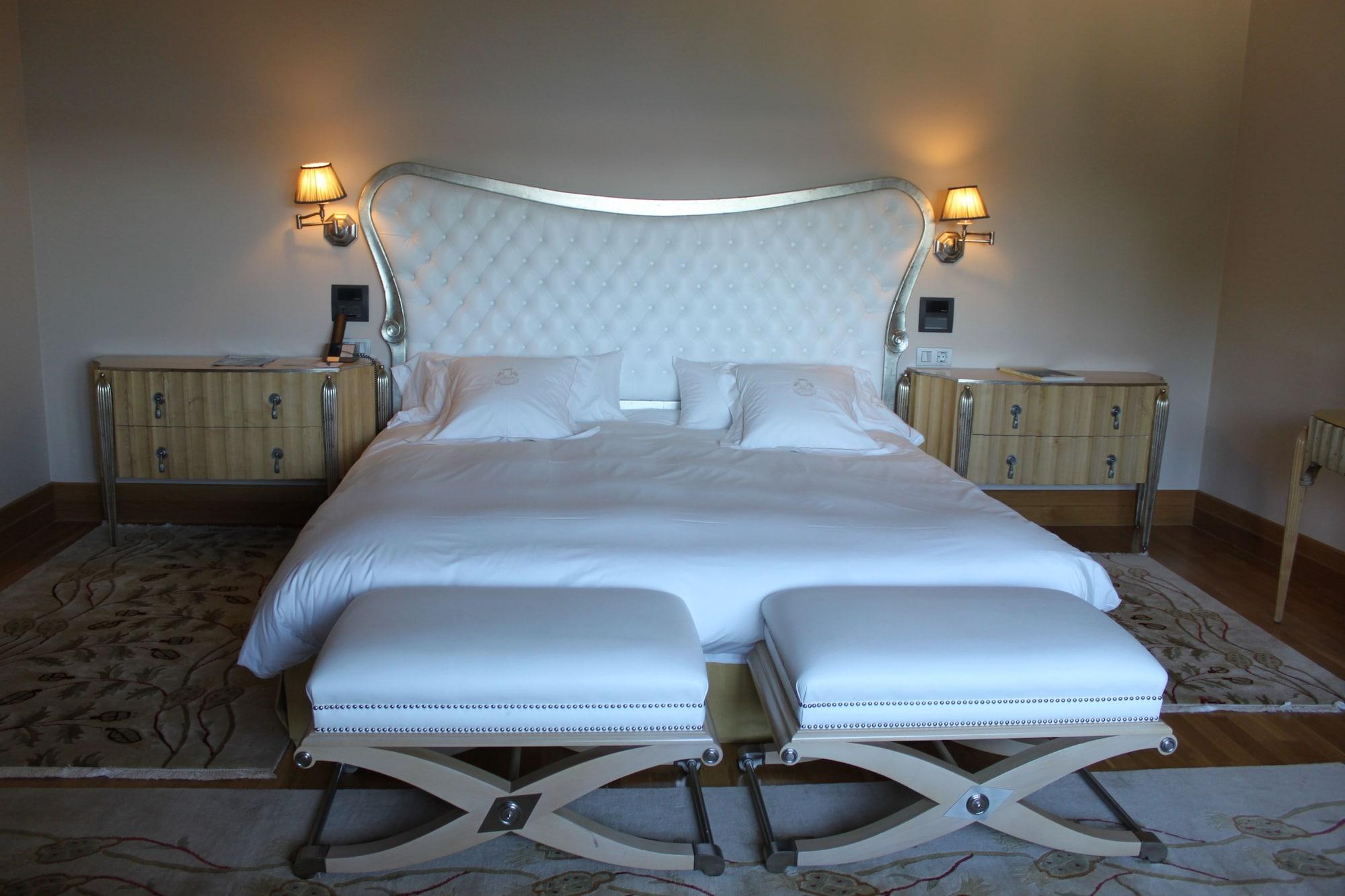 Pazo Los Escudos Hotel Spa & Resort Віго Екстер'єр фото A bed