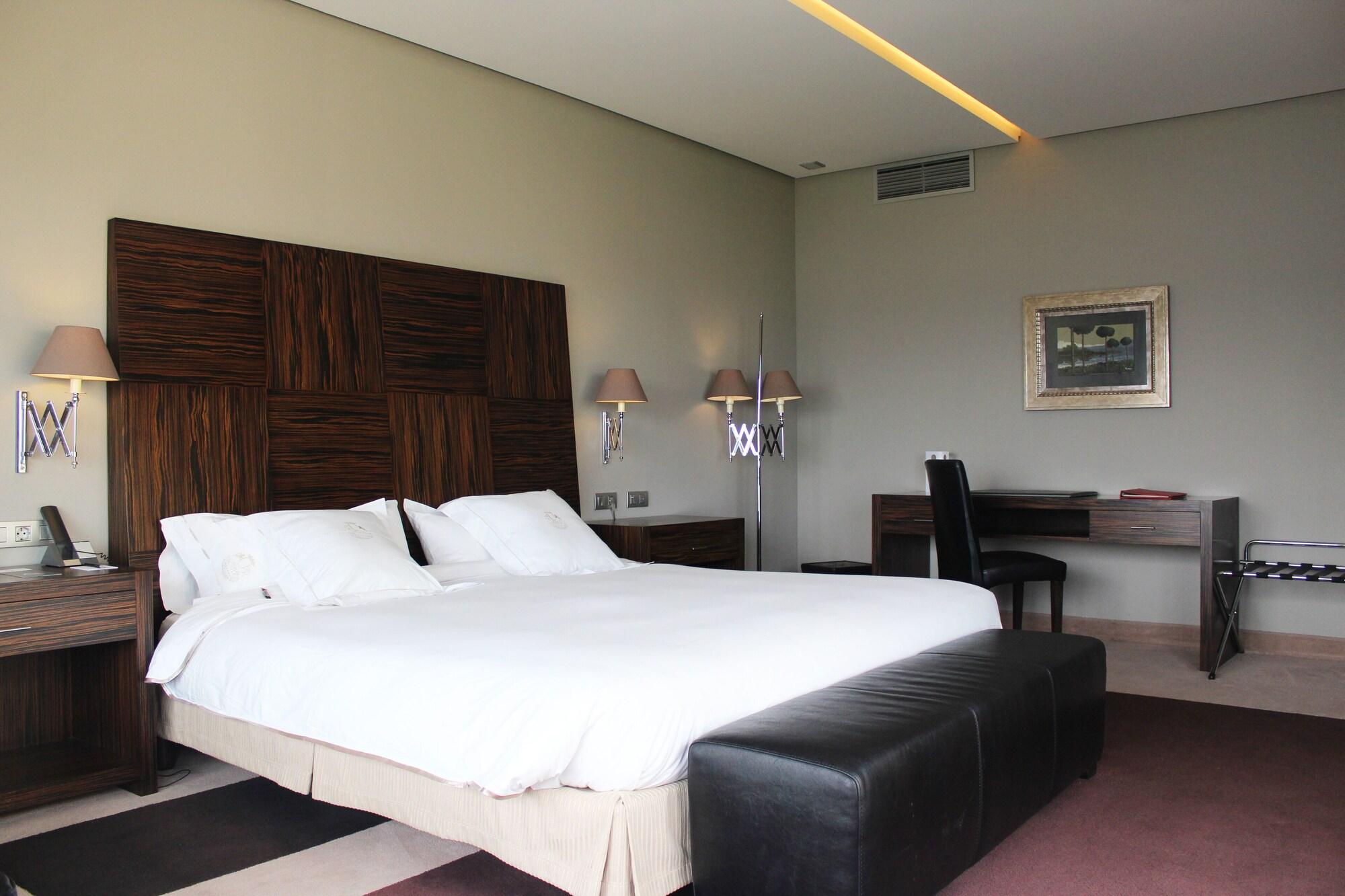 Pazo Los Escudos Hotel Spa & Resort Віго Екстер'єр фото A room at the hotel