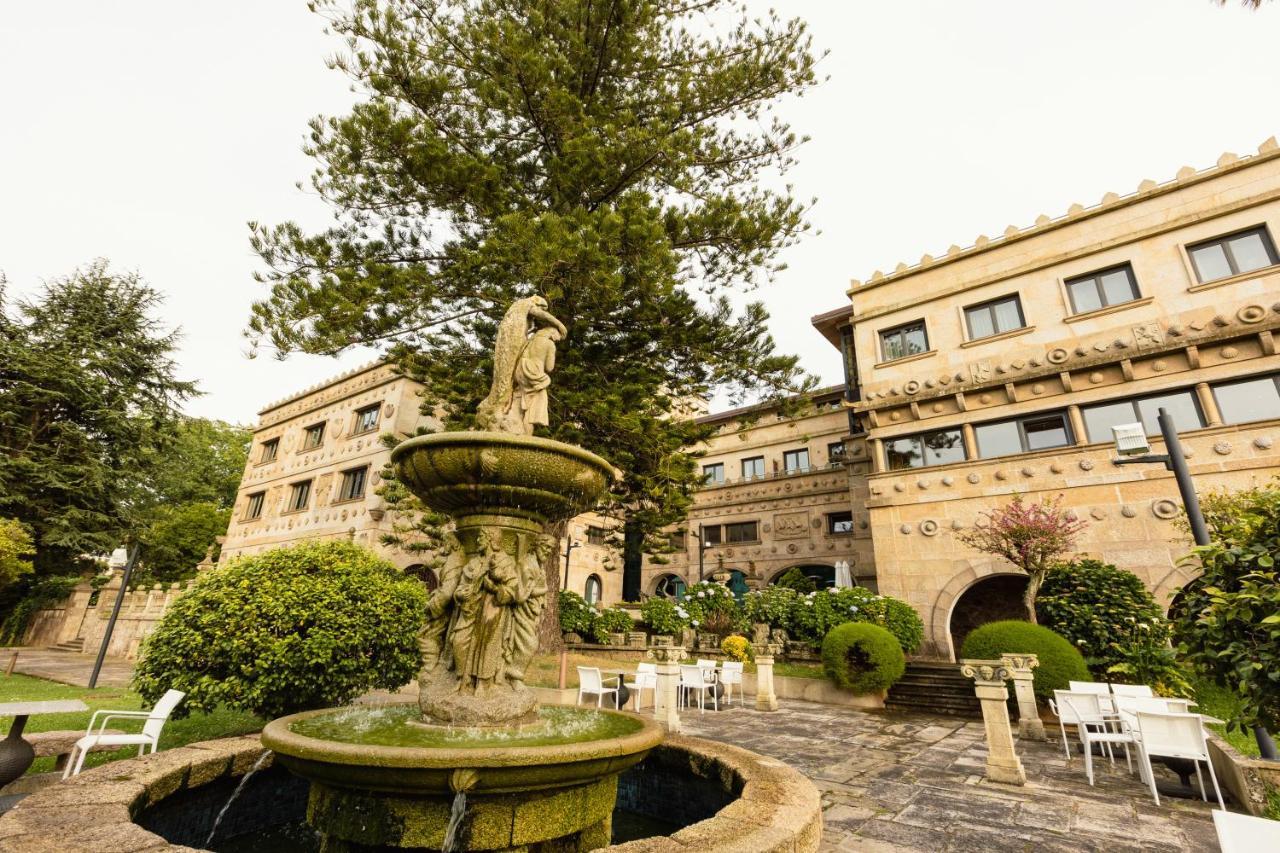 Pazo Los Escudos Hotel Spa & Resort Віго Екстер'єр фото Fountain in the courtyard of the hotel