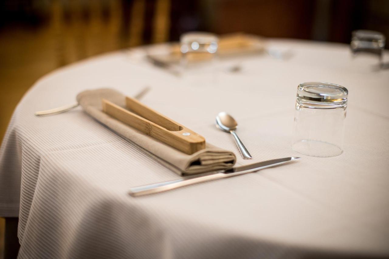 Pazo Los Escudos Hotel Spa & Resort Віго Екстер'єр фото A place setting with a sugar bowl