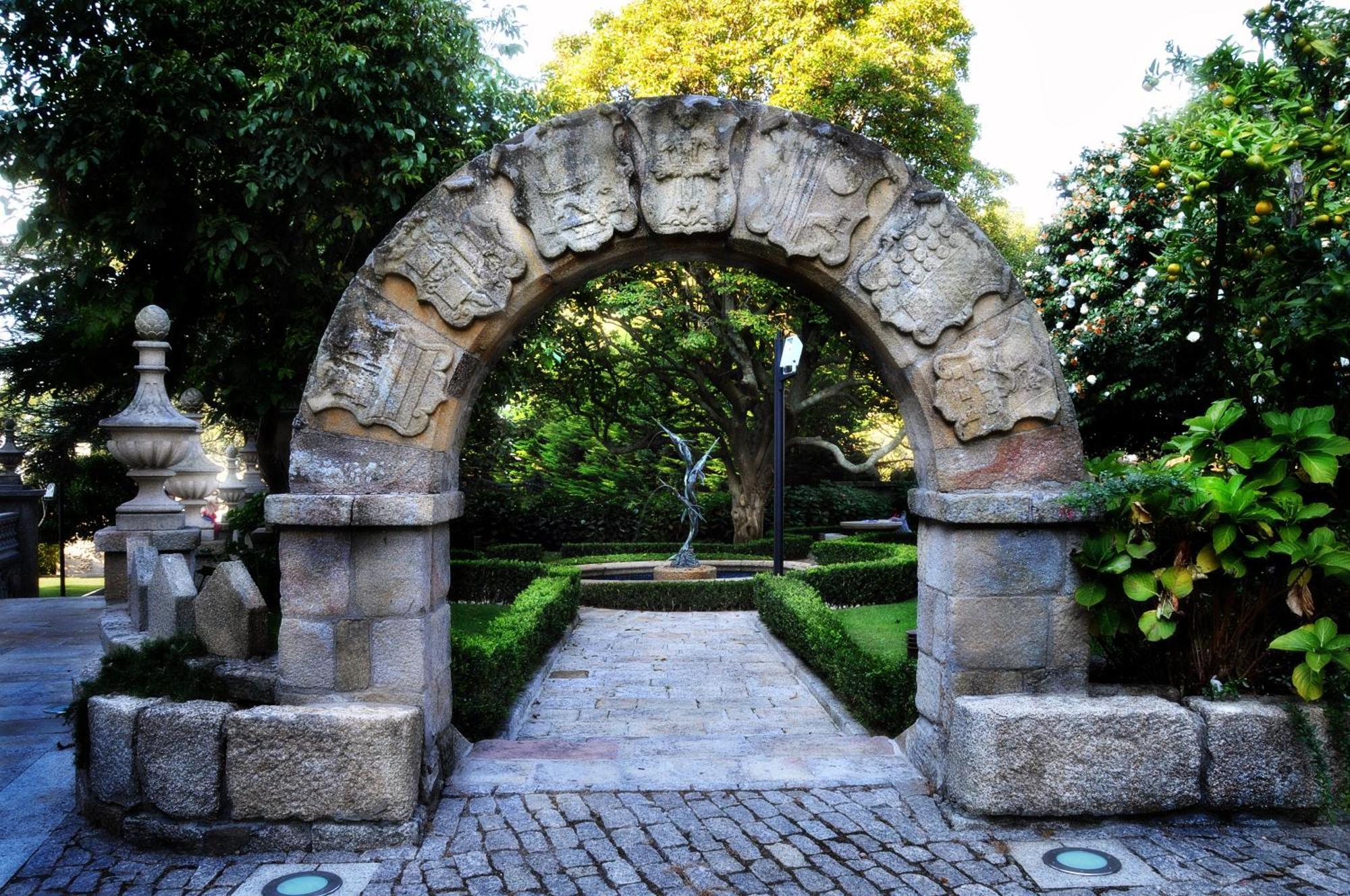 Pazo Los Escudos Hotel Spa & Resort Віго Екстер'єр фото Entrance to the gardens
